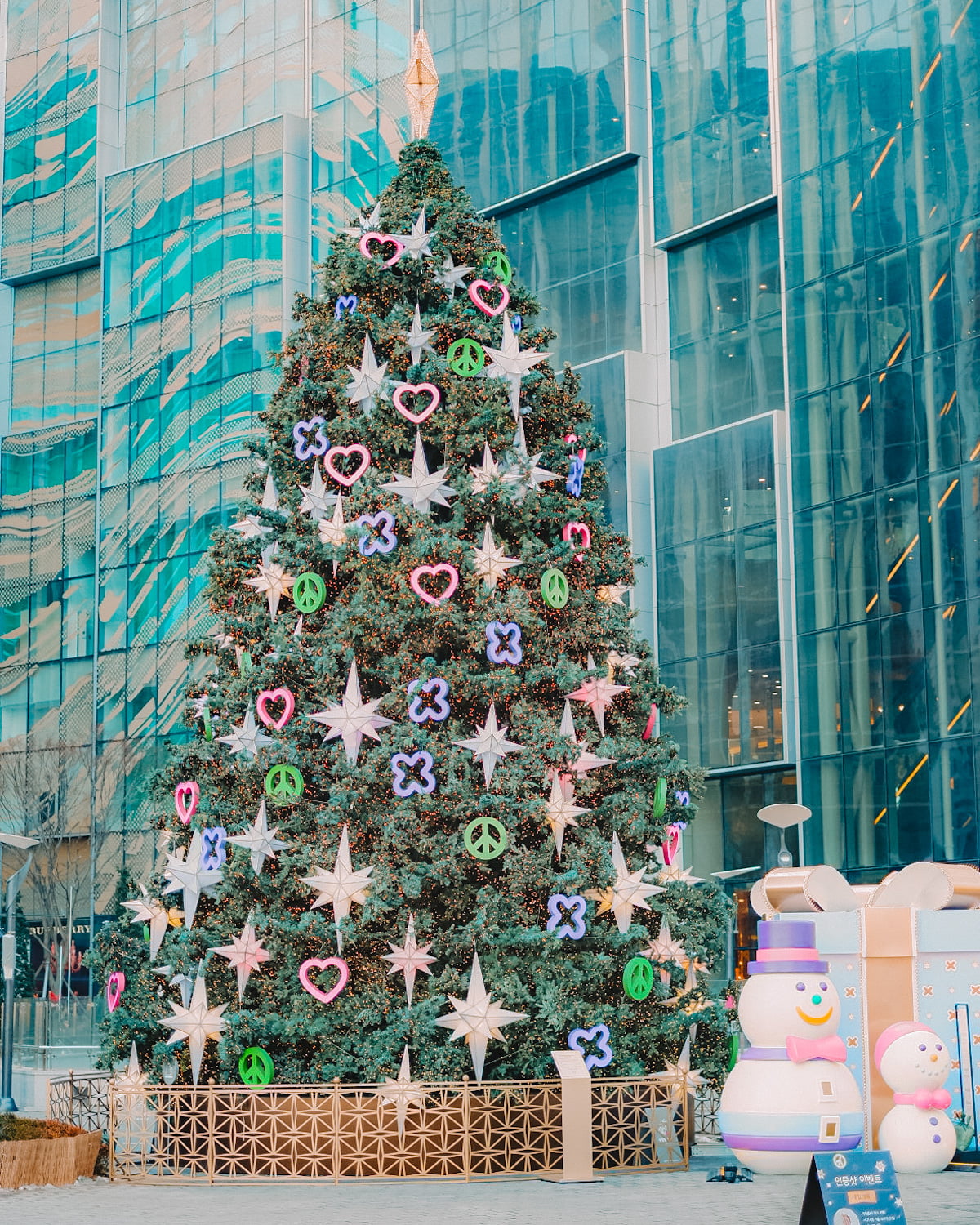 Louis Vuitton's 12-story Christmas tree on the Fifth Avenue is a modern  spectacle