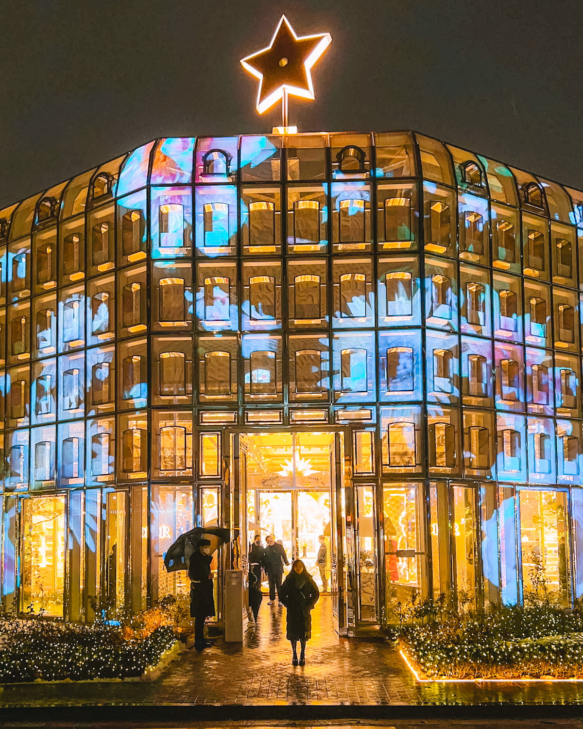 Louis Vuitton's 12-story Christmas tree on the Fifth Avenue is a modern  spectacle